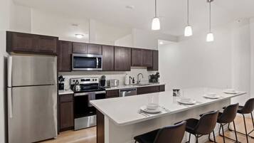 Køleskab, mikrobølgeovn, ovn, kogeplade