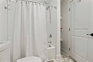 Dusj, hårføner og sjampo