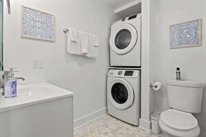 Dusj, hårføner og sjampo