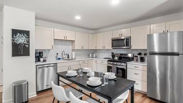 Geladeira, micro-ondas, fogão, cooktop