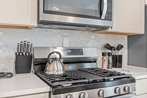 Frigorífico, microondas, horno y placa de cocina
