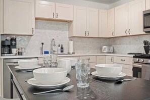 Een koelkast, een microgolfoven, een oven, een kookplaat