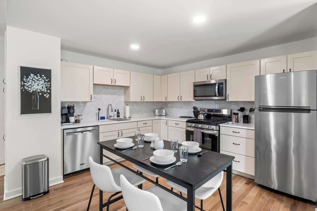 Geladeira, micro-ondas, fogão, cooktop