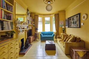 Smart-TV, bøker, musikkbibliotek og stereoanlegg