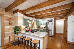 Four à micro-ondes, un four, surface de cuisson, lave-vaisselle