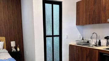 2 chambres, coffres-forts dans les chambres, fer et planche Ă repasser