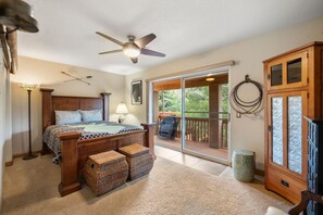 3 soverom, skrivebord, strykejern/-brett og reiseseng for barn