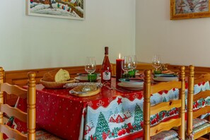 Dining - 🏠 ACCOMMODATION DESCRIPTIONIn the heart of Courmayeur, this residence combines the convenience of a central location with breathtaking views of the Mont Blanc peaks. Just steps from shops, restaurants, and the cable car, it’s the perfect starting po (Courmayeur)