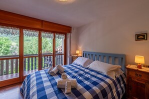 Iron/ironing board, WiFi - 🏠 ACCOMMODATION DESCRIPTIONIn the heart of Courmayeur, this residence combines the convenience of a central location with breathtaking views of the Mont Blanc peaks. Just steps from shops, restaurants, and the cable car, it’s the perfect starting po (Courmayeur)