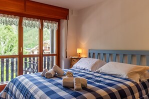 2 bedrooms, iron/ironing board, WiFi - 🏠 ACCOMMODATION DESCRIPTIONIn the heart of Courmayeur, this residence combines the convenience of a central location with breathtaking views of the Mont Blanc peaks. Just steps from shops, restaurants, and the cable car, it’s the perfect starting po (Courmayeur)