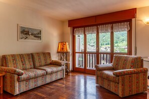 Living area - 🏠 ACCOMMODATION DESCRIPTIONIn the heart of Courmayeur, this residence combines the convenience of a central location with breathtaking views of the Mont Blanc peaks. Just steps from shops, restaurants, and the cable car, it’s the perfect starting po (Courmayeur)