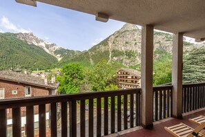 Property grounds - 🏠 ACCOMMODATION DESCRIPTIONIn the heart of Courmayeur, this residence combines the convenience of a central location with breathtaking views of the Mont Blanc peaks. Just steps from shops, restaurants, and the cable car, it’s the perfect starting po (Courmayeur)