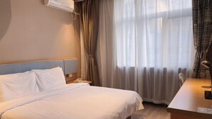 A hotel room with a bed, a desk, a chair, and a window with curtains. - Homeinn Hotel (Beijing Sihui Baiziwan Subway Station) (Beijing)