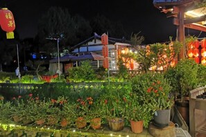 A garden area with potted plants and a pathway. - Shanghang Binbin Home (Shanghang)