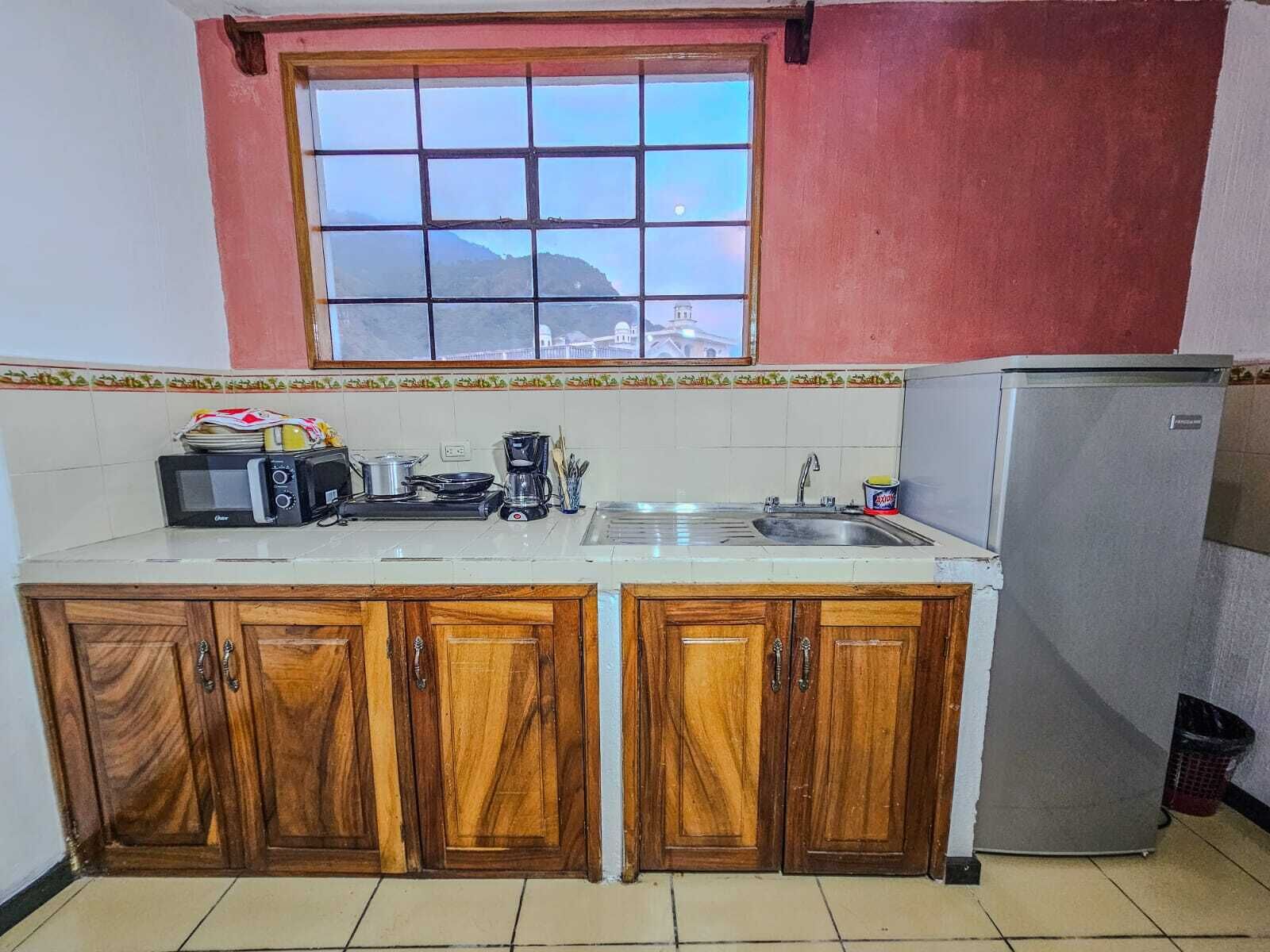 Réfrigérateur, micro-ondes, plaque de cuisson, cafetière/bouilloire