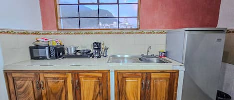 Frigorífico, microondas, placa de cocina y cafetera o tetera