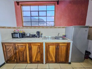 Kjøleskap, mikrobølgeovn, kokeplater og kaffetrakter/tekoker