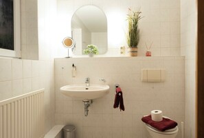 Sèche-cheveux, serviettes fournies, savon, shampoing