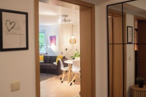 An interior view of a modern living room with a sofa, chairs, and a dining table. - Schnuckenstube Souterrain im Grünen - in nur 20 Autominuten zum Heide Park (Schneverdingen)
