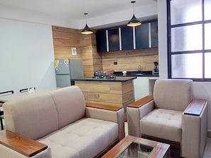 Basic-Apartment, 1 Schlafzimmer, Balkon, Stadtblick | Wohnbereich | Fernseher