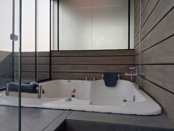 Apartemen Eksklusif, balkon, pemandangan kota | Teras/patio
