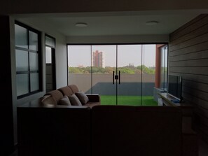 Apartemen Eksklusif, balkon, pemandangan kota | Area keluarga | TV