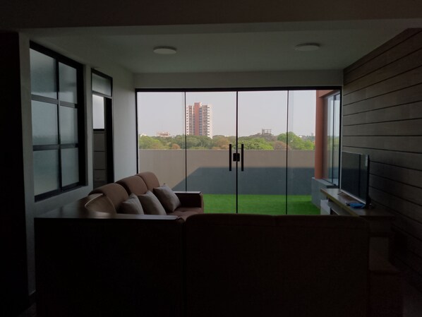 Exklusiv lÀgenhet - balkong - utsikt mot staden | Vardagsrum | Tv