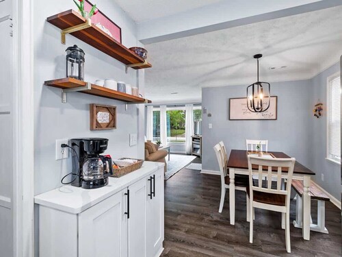 Modern 3Bed Home Near CLE With Private Backyard