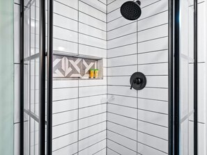 Dusche, Haartrockner, Handtücher, Shampoo