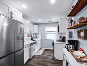 Køleskab, mikrobølgeovn, ovn, kogeplade