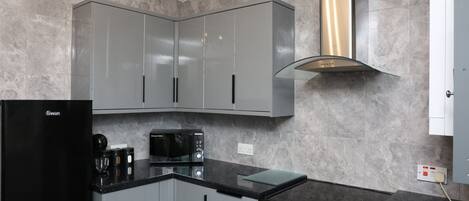 冷蔵庫、電子レンジ、オーブン、コンロ