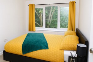 2 bedrooms, iron/ironing board, free WiFi, bed sheets - Becontree Retreat (Dagenham)