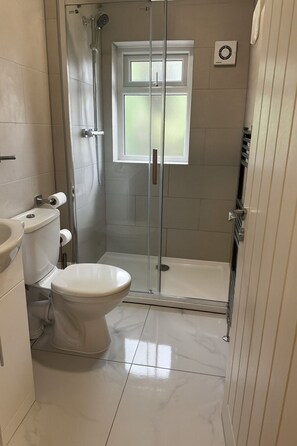 Shower, hair dryer, towels, soap - Becontree Retreat (Dagenham)