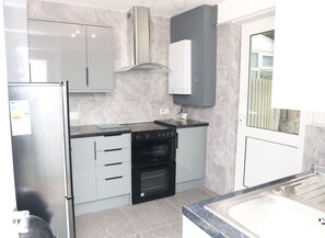 冷蔵庫、電子レンジ、オーブン、コンロ