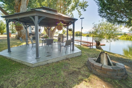 Outdoor dining. Resort Cabin on the River ~ 21 Mi to Crater Lake!