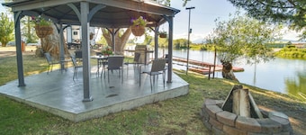 Resort Cabin on the River ~ 21 Mi to Crater Lake!