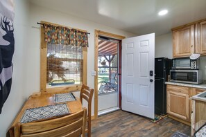 Fridge, microwave, coffee/tea maker, toaster - Resort Cabin on the River ~ 21 Mi to Crater Lake! (Chiloquin)