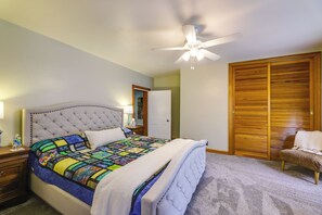 4 bedrooms, desk, iron/ironing board, travel cot - 'Grandma Kelly’s' Southeast Indiana Farmhouse! (Cedar Grove)