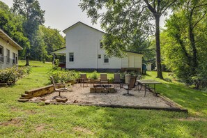 Outdoor dining - 'Grandma Kelly’s' Southeast Indiana Farmhouse! (Cedar Grove)