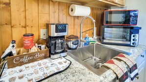 Eine Küche mit Kaffeebereich, Kaffeemaschine, Toaster und Mikrowelle.