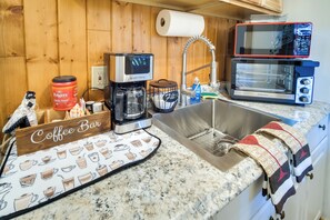 Geladeira, micro-ondas, cafeteira/chaleira, torradeira