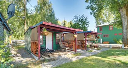 Riverfront Resort Cabin ~ 21 Mi to Crater Lake!