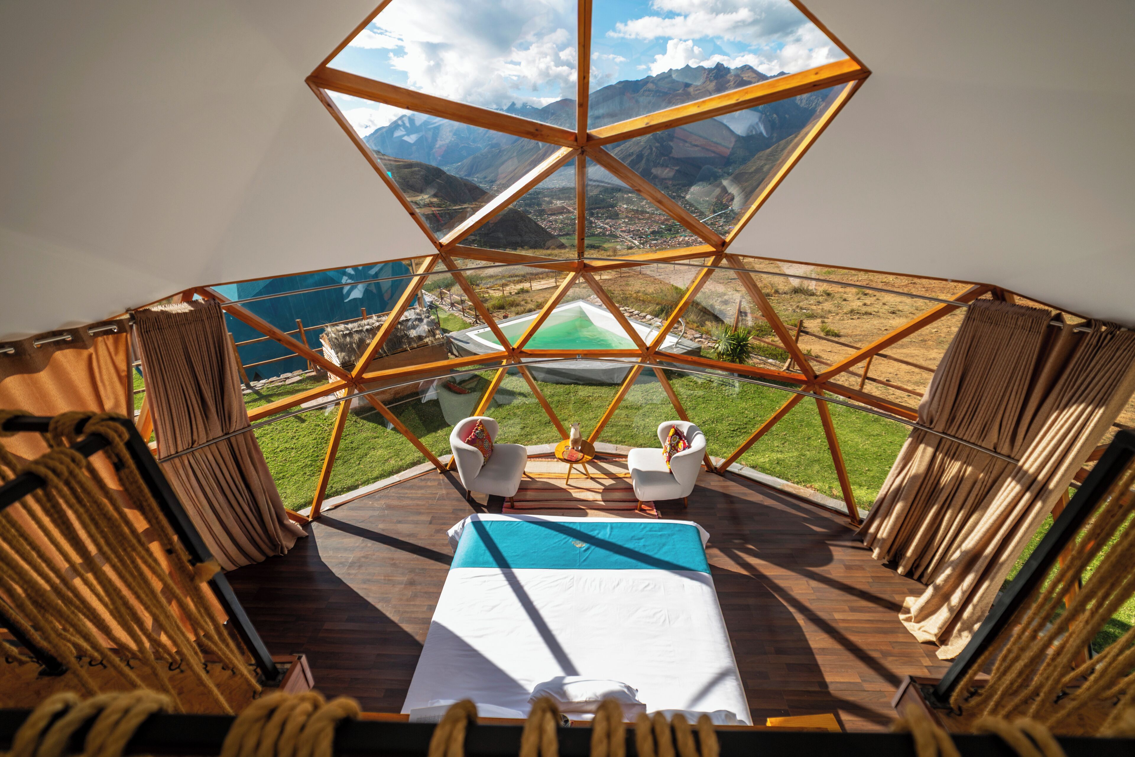 Deluxe bungalow, bubbelbad, uitzicht op bergen | Luxe beddengoed, donsdekens, een minibar, individueel gedecoreerd