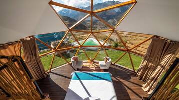 Deluxe bungalow, bubbelbad, uitzicht op bergen | Luxe beddengoed, donsdekens, een minibar, individueel gedecoreerd