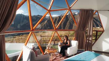 Luxe beddengoed, donsdekens, een minibar, individueel gedecoreerd