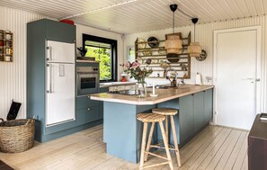 Frigorífico, horno, placa de cocina y lavavajillas