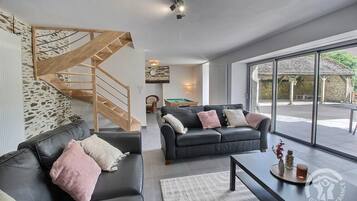 Televisie, een tafeltennistafel en boeken