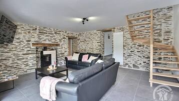 Televisie, een tafeltennistafel en boeken