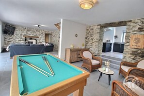 Télévision, table de tennis de table, livres