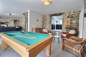 Fernseher, Tischtennisplatte, Bücher